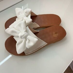 White bow sandals